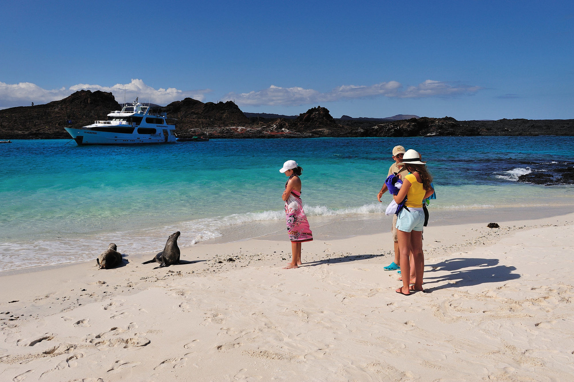 Pikaia Lodge Santa Cruz Island Экстерьер фото