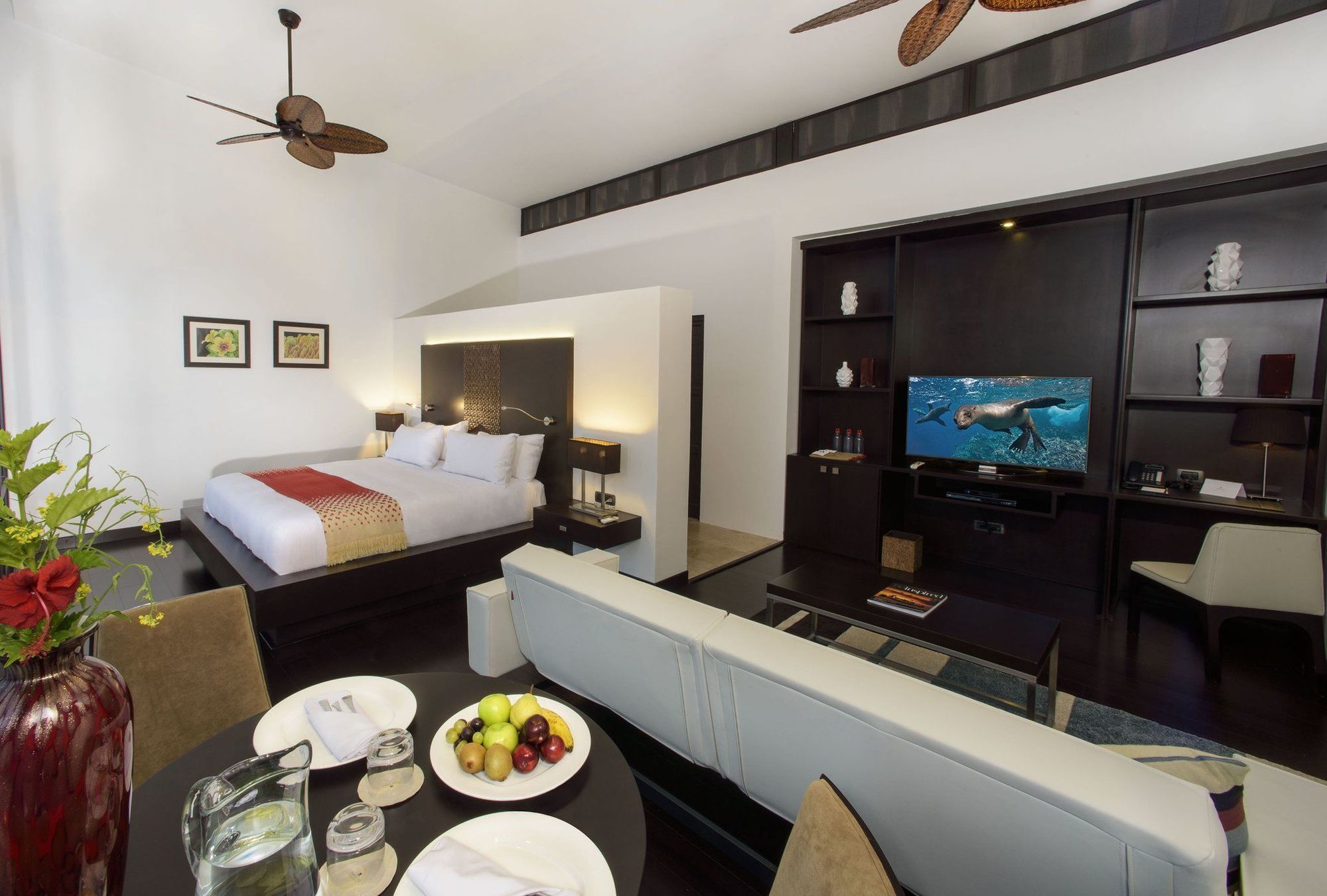 Pikaia Lodge Santa Cruz Island Экстерьер фото