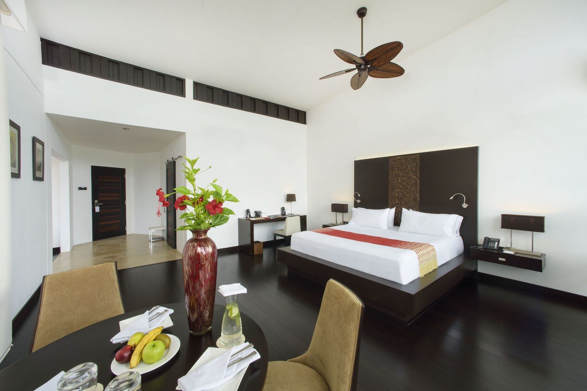 Pikaia Lodge Santa Cruz Island Экстерьер фото