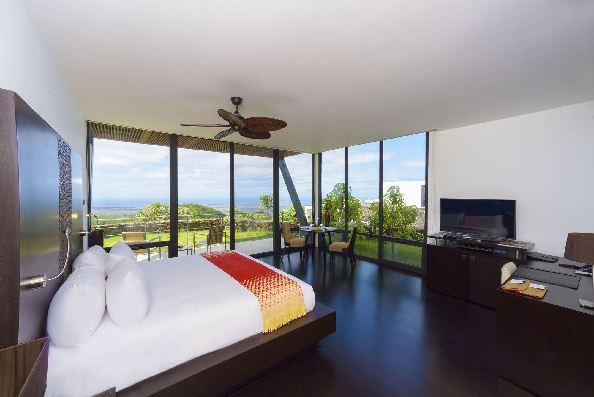 Pikaia Lodge Santa Cruz Island Экстерьер фото