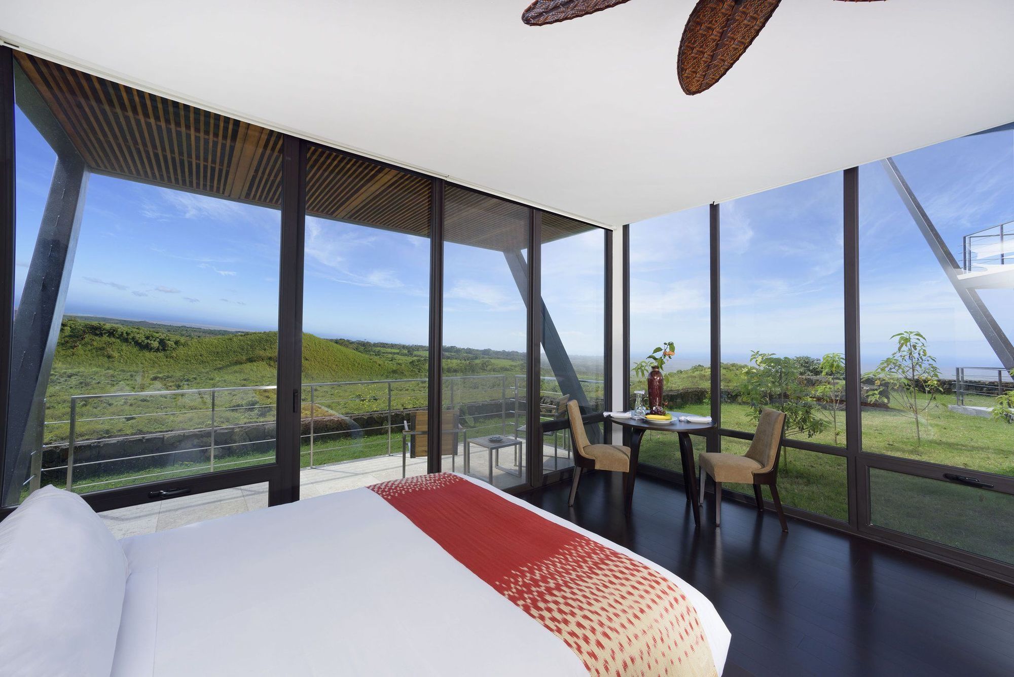 Pikaia Lodge Santa Cruz Island Экстерьер фото