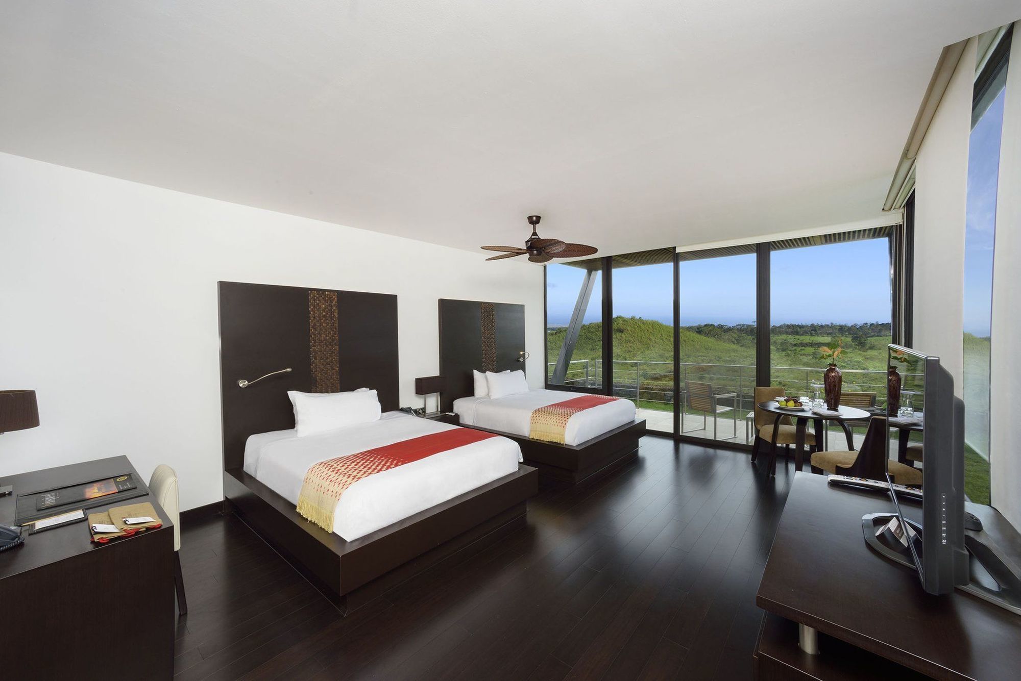 Pikaia Lodge Santa Cruz Island Экстерьер фото
